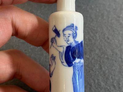 Five Chinese blue and white snuff bottles, 19th C. — photo 6