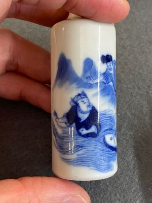 Five Chinese blue and white snuff bottles, 19th C. — photo 9