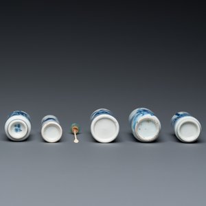 Five Chinese blue and white snuff bottles, 19th C. — photo 7