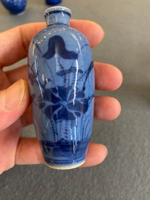 Five Chinese blue and white snuff bottles, 19th C. — 照片 14