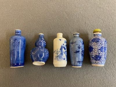 Five Chinese blue and white snuff bottles, 19th C. — 照片 2