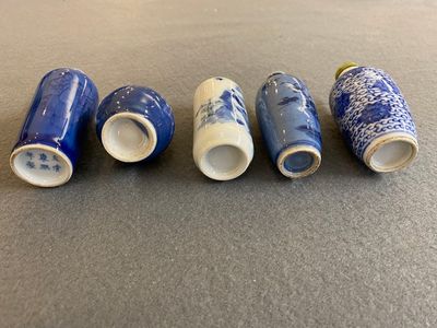 Five Chinese blue and white snuff bottles, 19th C. — 照片 3