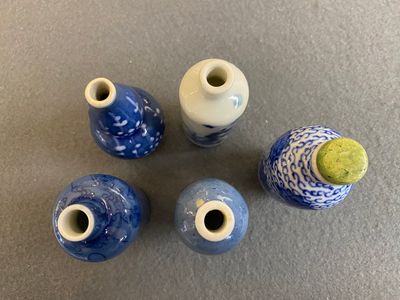 Five Chinese blue and white snuff bottles, 19th C. — 照片 4
