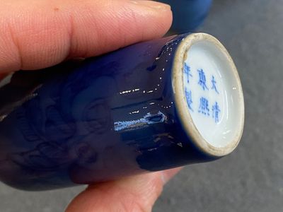 Five Chinese blue and white snuff bottles, 19th C. — 照片 8