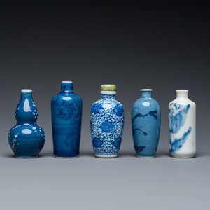Five Chinese blue and white snuff bottles, 19th C. — 照片 3