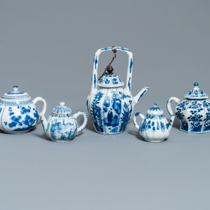 Five Chinese blue and white teapots and covers, Kangxi — photo 2