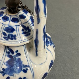 Five Chinese blue and white teapots and covers, Kangxi — photo 25
