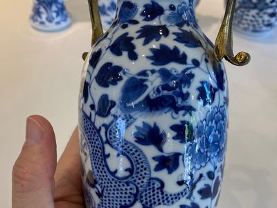 Five Chinese blue and white vases, 19th C. — photo 3