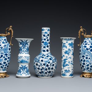 Five Chinese blue and white vases, 19th C. — photo 4