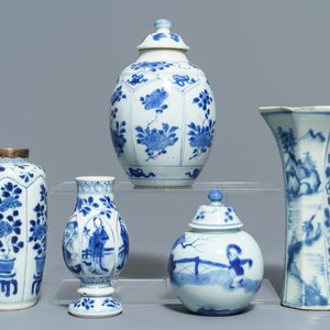 Five Chinese blue and white vases, Kangxi — 照片 1