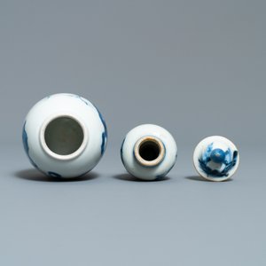 Five Chinese blue and white vases, one clobbered, Kangxi — 照片 12