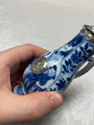 Five Chinese blue and white wares, three silver-mounted, Kangxi — photo 7