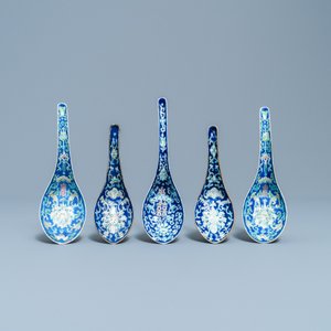 Five Chinese blue-ground spoons, incl. a pair Tongzhi mark and of the period — photo 2