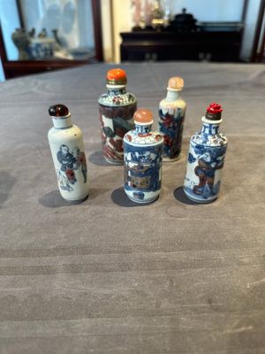 Five Chinese blue, white and copper-red snuff bottles, 19/20th C. — foto 1