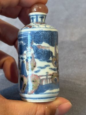 Five Chinese blue, white and copper-red snuff bottles, 19/20th C. — foto 12