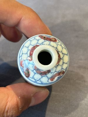 Five Chinese blue, white and copper-red snuff bottles, 19/20th C. — foto 14