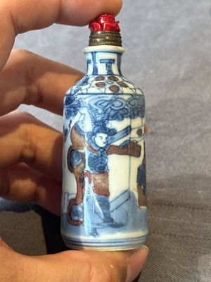 Five Chinese blue, white and copper-red snuff bottles, 19/20th C. — foto 18