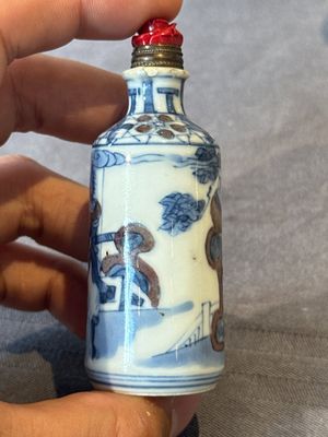 Five Chinese blue, white and copper-red snuff bottles, 19/20th C. — foto 19