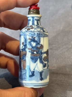 Five Chinese blue, white and copper-red snuff bottles, 19/20th C. — foto 20
