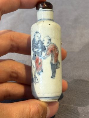 Five Chinese blue, white and copper-red snuff bottles, 19/20th C. — foto 2