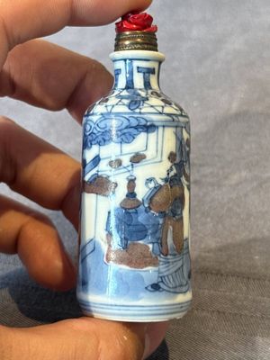 Five Chinese blue, white and copper-red snuff bottles, 19/20th C. — foto 21