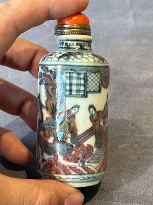 Five Chinese blue, white and copper-red snuff bottles, 19/20th C. — foto 28