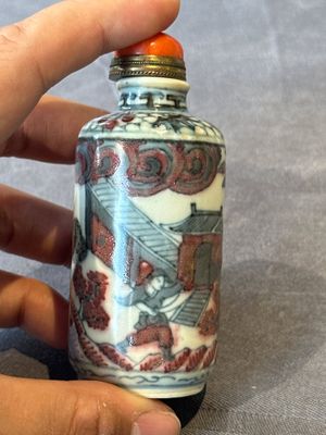 Five Chinese blue, white and copper-red snuff bottles, 19/20th C. — foto 30
