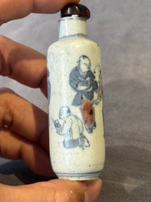 Five Chinese blue, white and copper-red snuff bottles, 19/20th C. — foto 3
