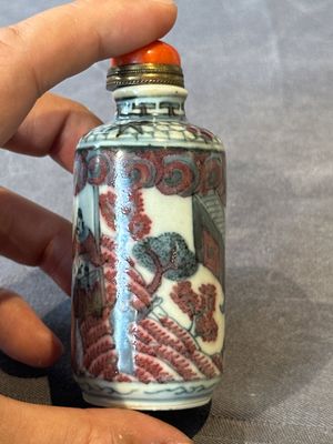 Five Chinese blue, white and copper-red snuff bottles, 19/20th C. — foto 31