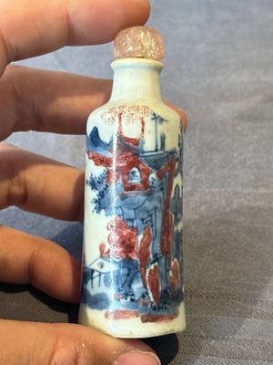 Five Chinese blue, white and copper-red snuff bottles, 19/20th C. — foto 36