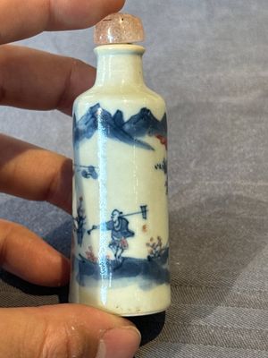 Five Chinese blue, white and copper-red snuff bottles, 19/20th C. — foto 37