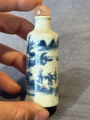 Five Chinese blue, white and copper-red snuff bottles, 19/20th C. — foto 38