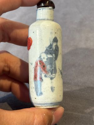 Five Chinese blue, white and copper-red snuff bottles, 19/20th C. — foto 4