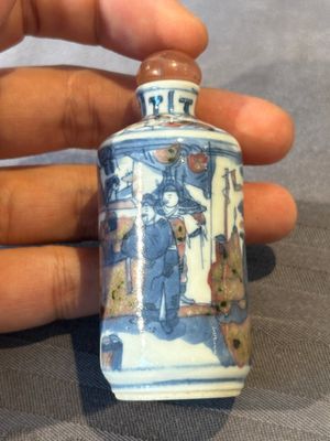 Five Chinese blue, white and copper-red snuff bottles, 19/20th C. — foto 10