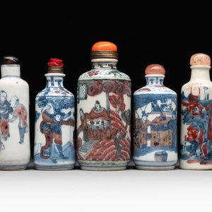 Five Chinese blue, white and copper-red snuff bottles, 19/20th C. — foto 1