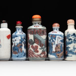 Five Chinese blue, white and copper-red snuff bottles, 19/20th C. — foto 2