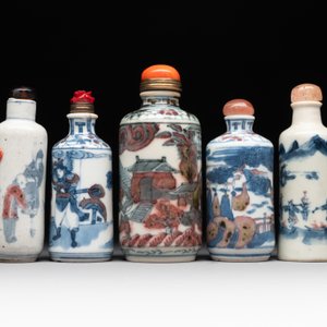 Five Chinese blue, white and copper-red snuff bottles, 19/20th C. — foto 3