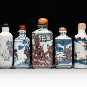 Five Chinese blue, white and copper-red snuff bottles, 19/20th C. — foto 4