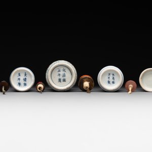 Five Chinese blue, white and copper-red snuff bottles, 19/20th C. — foto 6