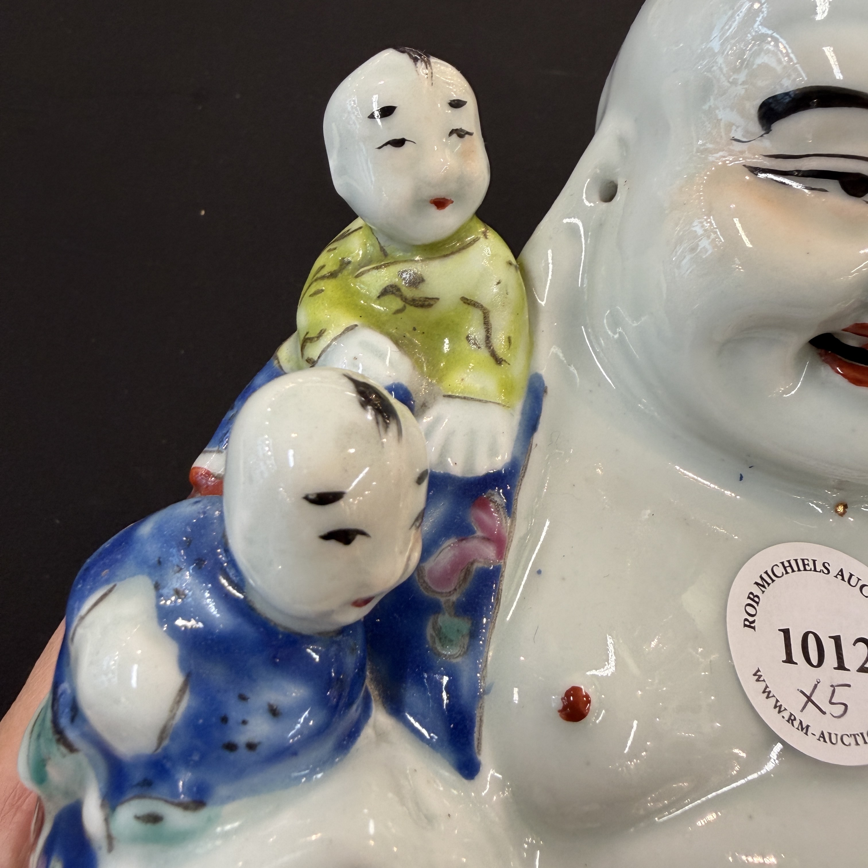 Five Chinese blue, white and famille rose wares — photo 3