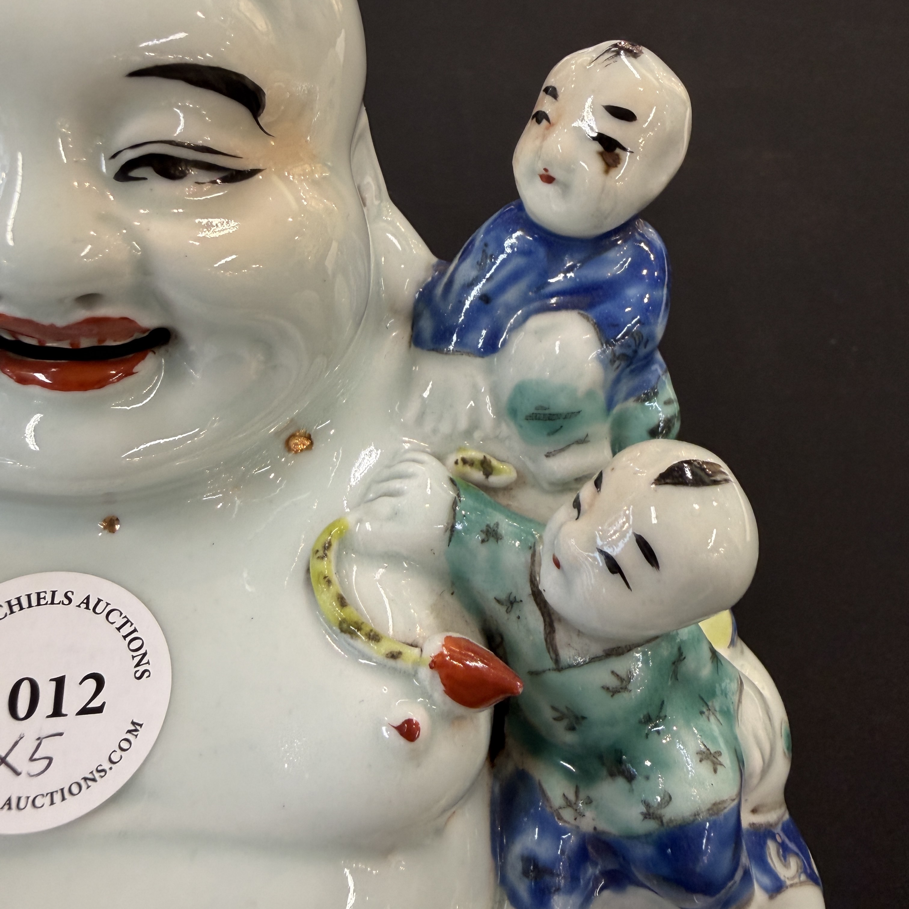 Five Chinese blue, white and famille rose wares — photo 4