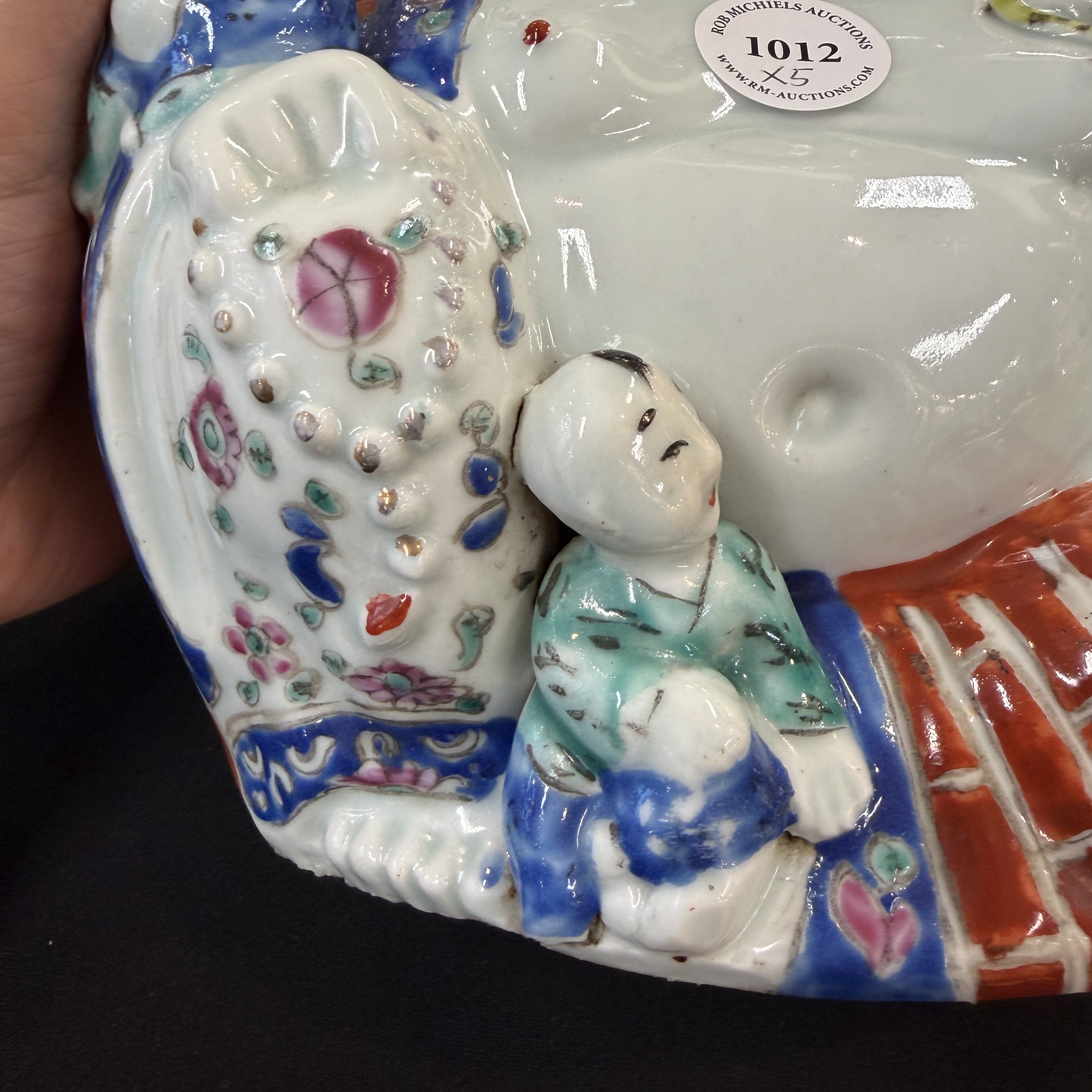 Five Chinese blue, white and famille rose wares — photo 5