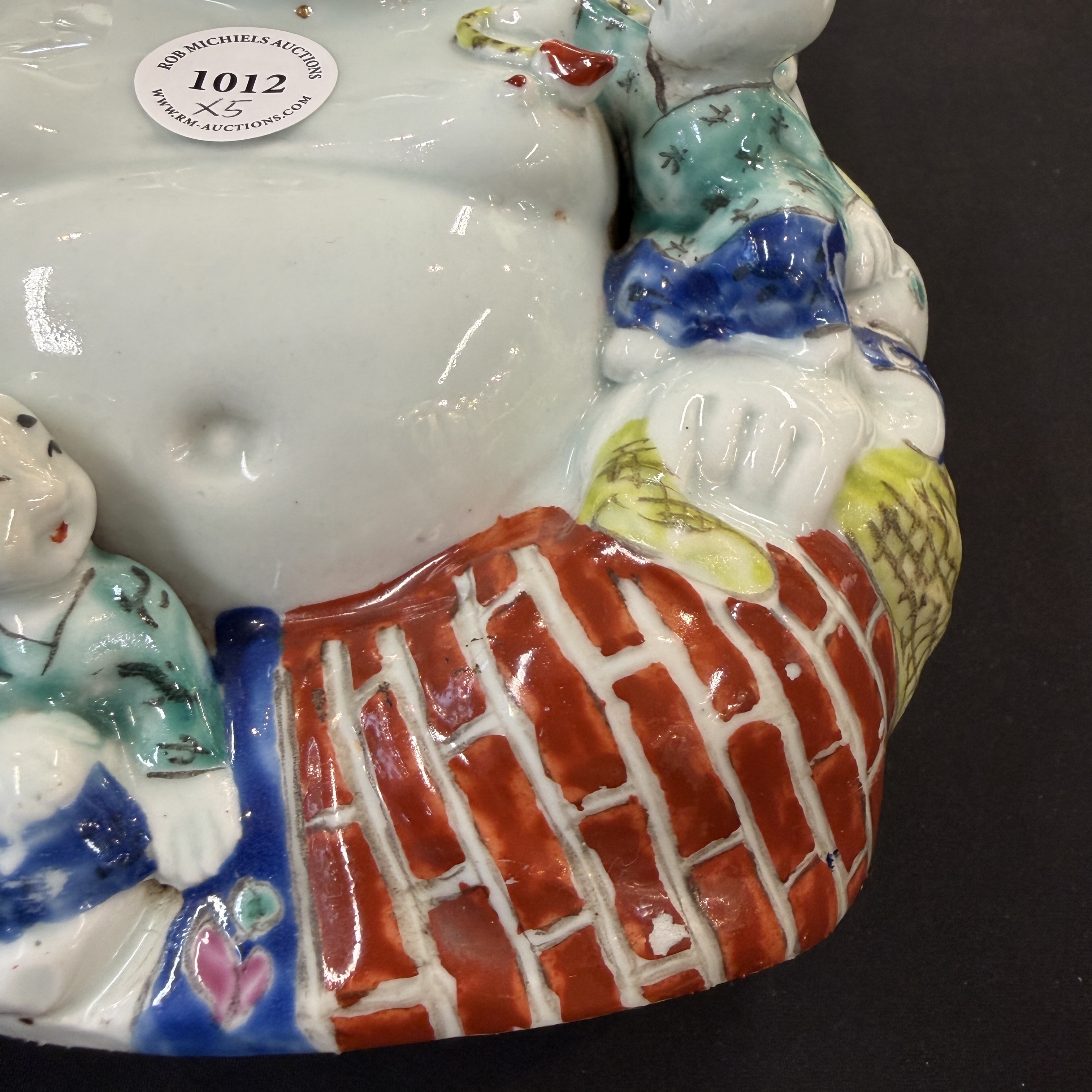 Five Chinese blue, white and famille rose wares — photo 6