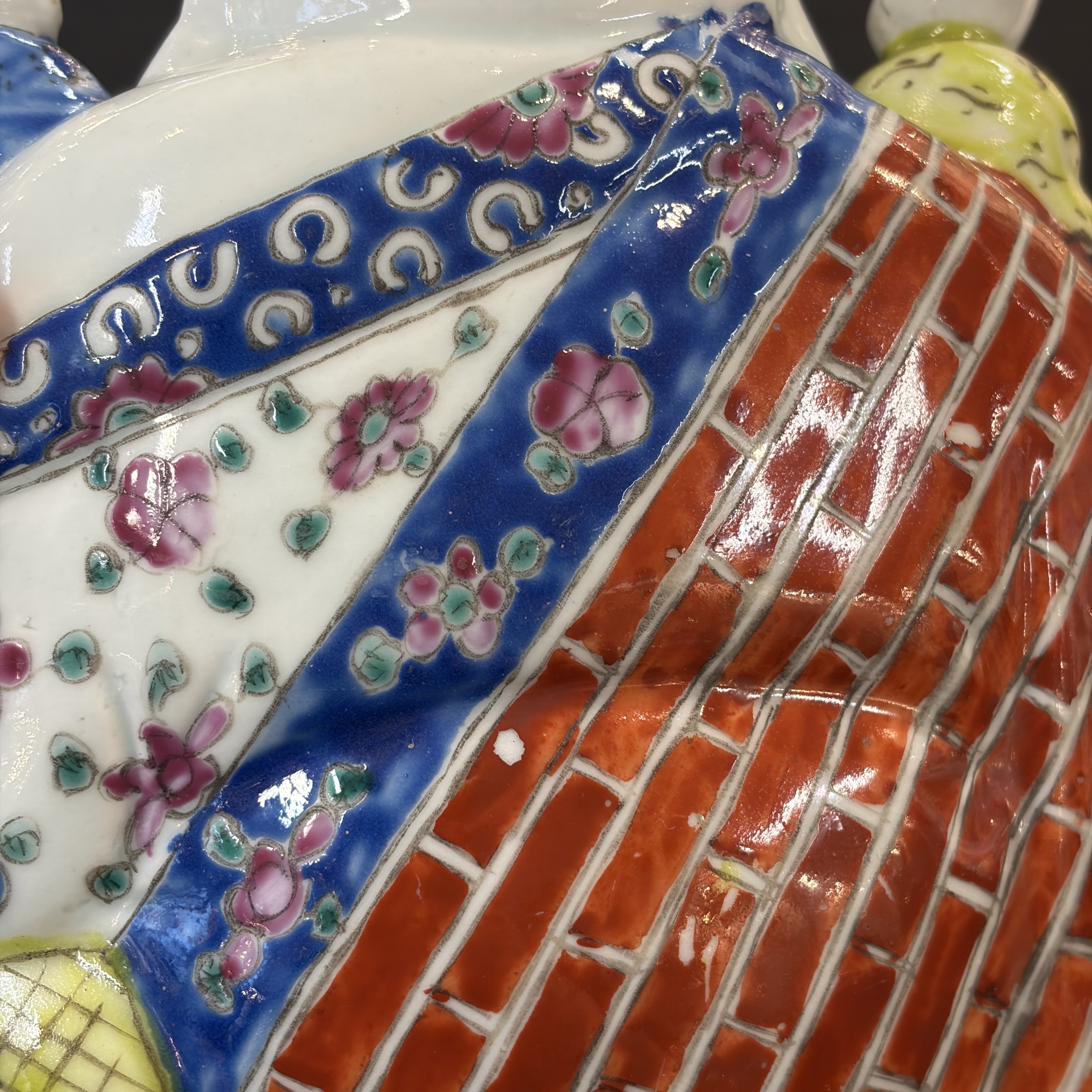 Five Chinese blue, white and famille rose wares — photo 10