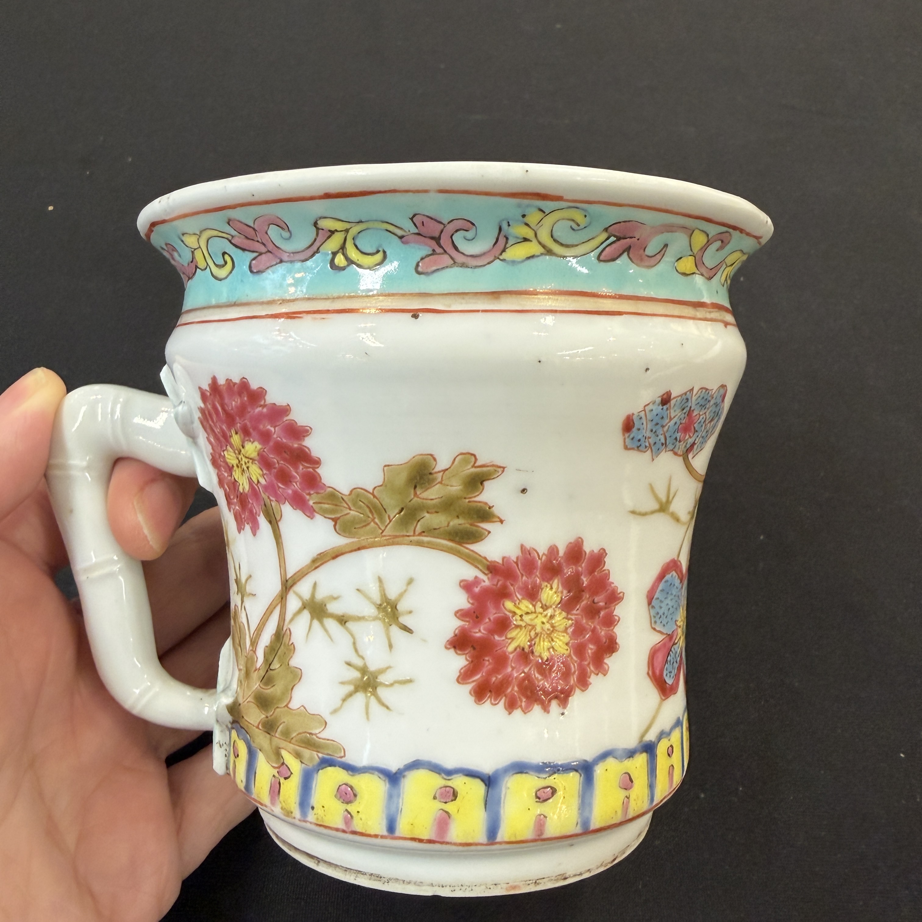 Five Chinese blue, white and famille rose wares — photo 24
