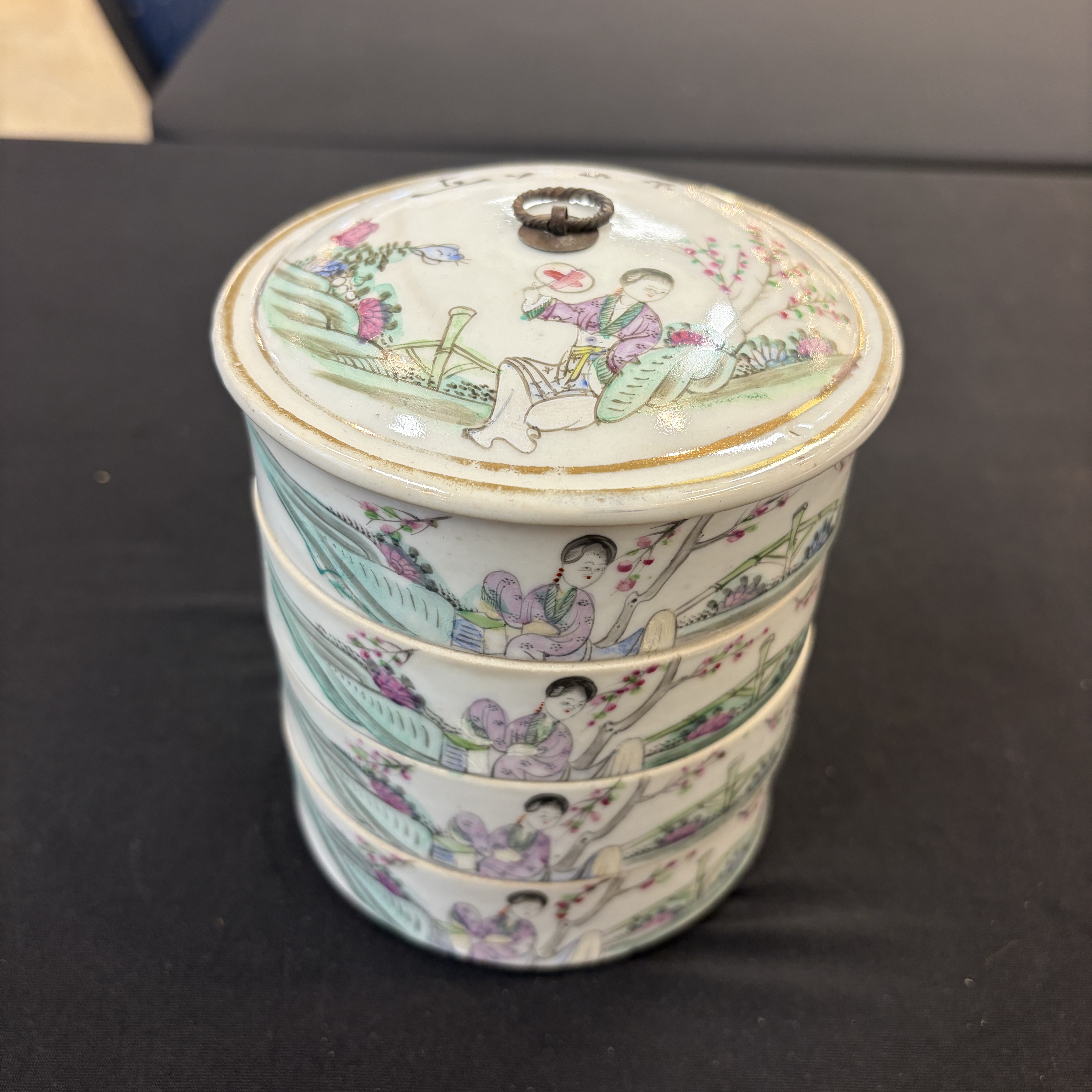 Five Chinese blue, white and famille rose wares — photo 44