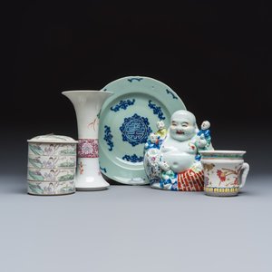 Five Chinese blue, white and famille rose wares — photo 1