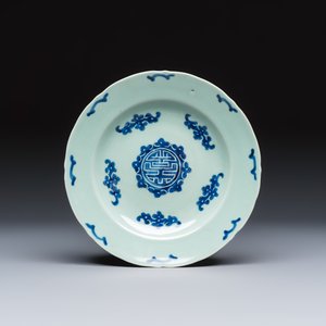 Five Chinese blue, white and famille rose wares — photo 2