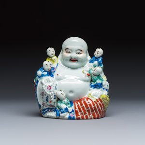 Five Chinese blue, white and famille rose wares — photo 4