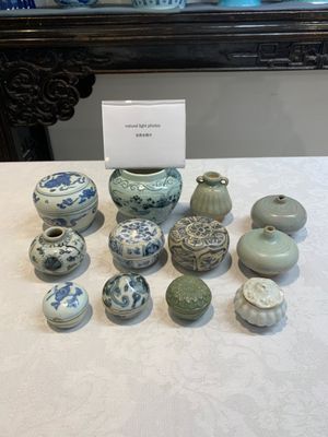 Five Chinese blue, white and monochrome jarlets and seven covered boxes, Yuan/Ming — 照片 1